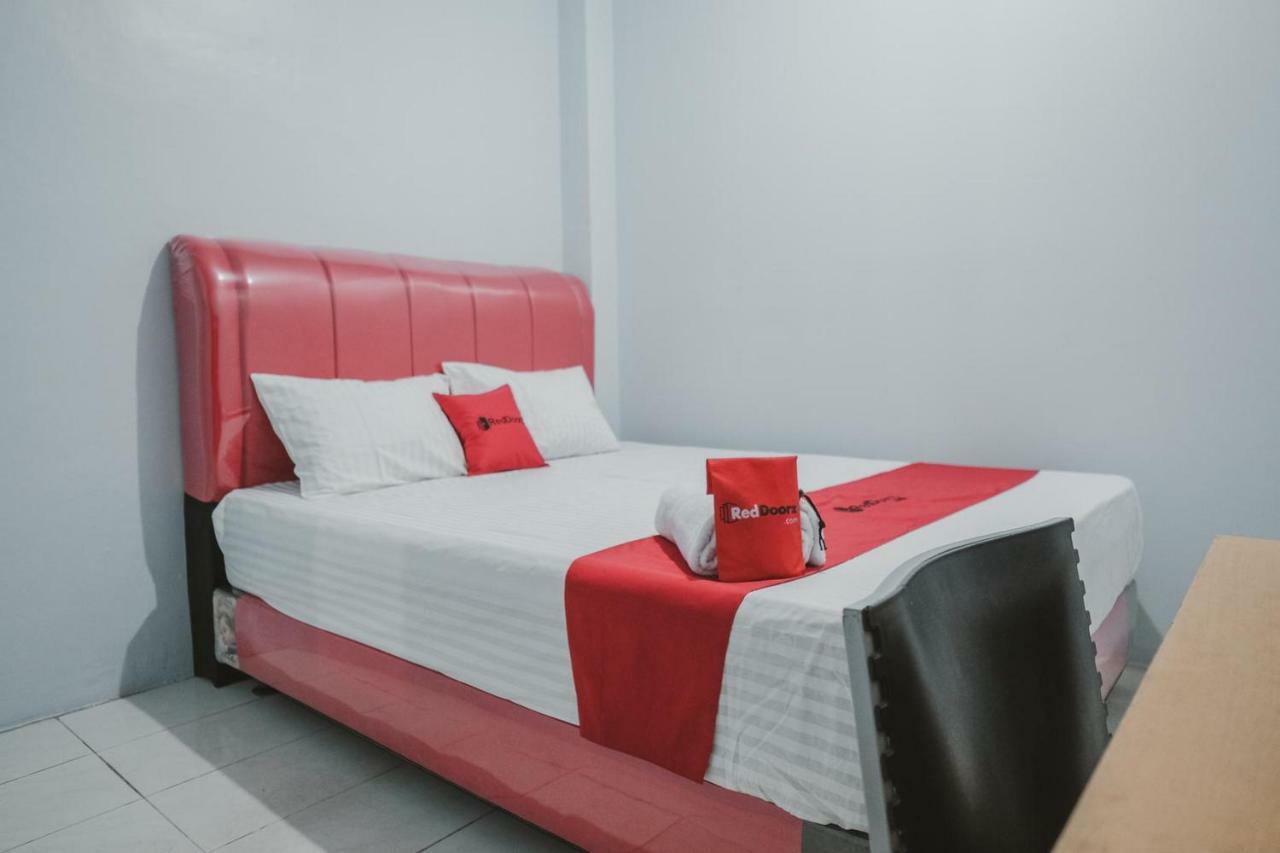 Hotel Reddoorz @ Jalan Pemuda Medan Exterior foto