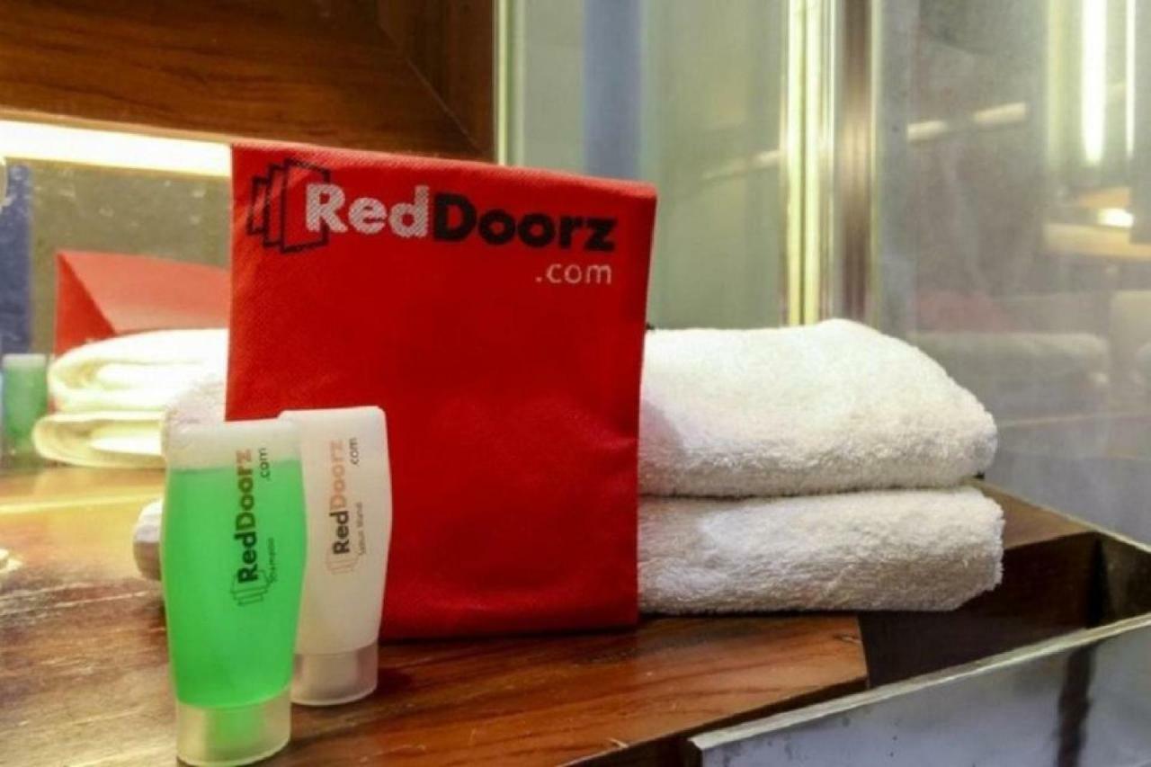 Hotel Reddoorz @ Jalan Pemuda Medan Exterior foto